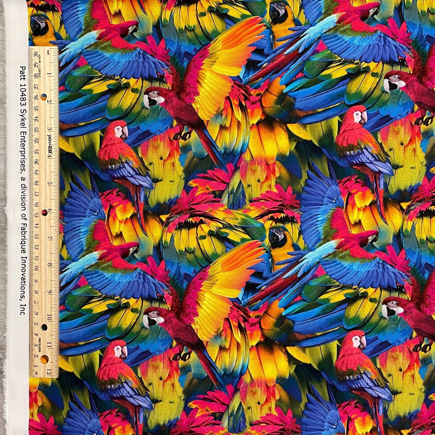 Macaw Parrot Bird fabric - 10483 Feathers - 100% Cotton