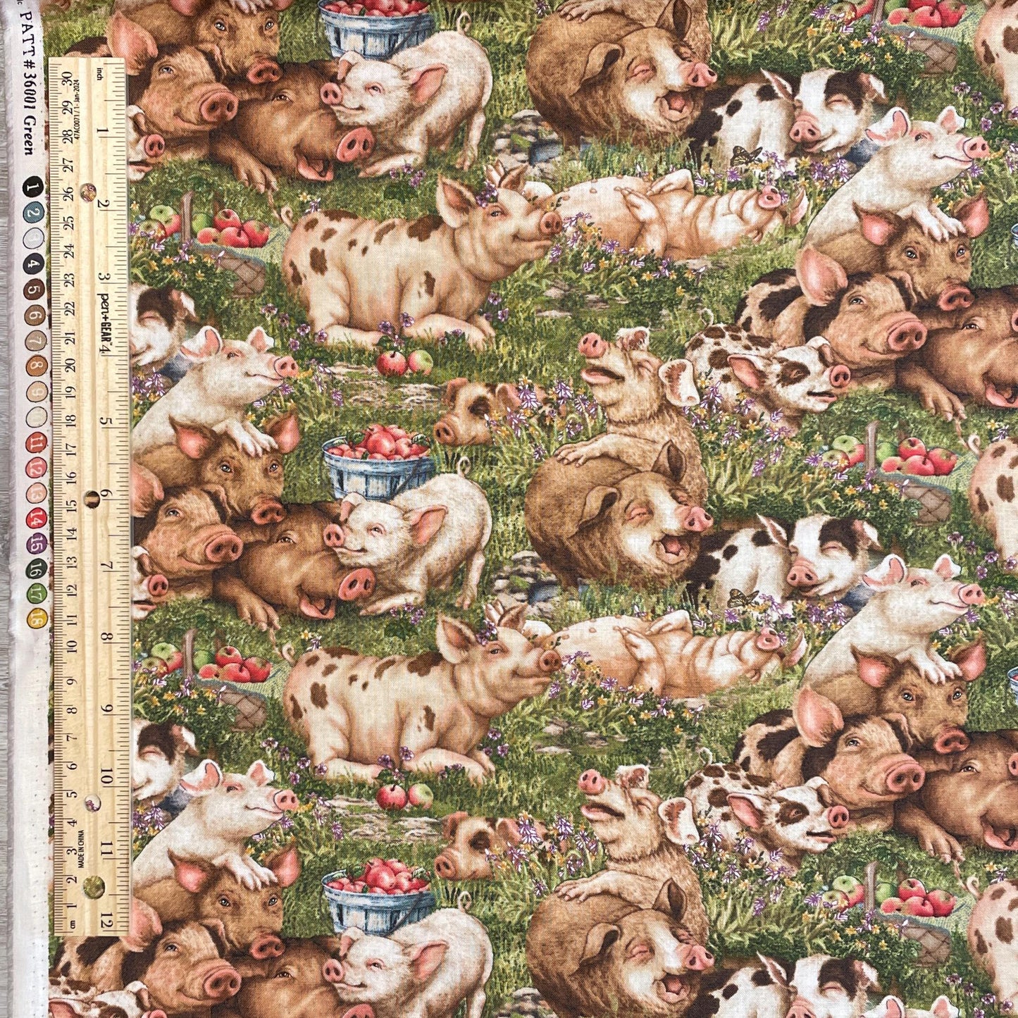 Pig fabric - Elizabeth's Studio - 100% Cotton Fabric - Think Happy