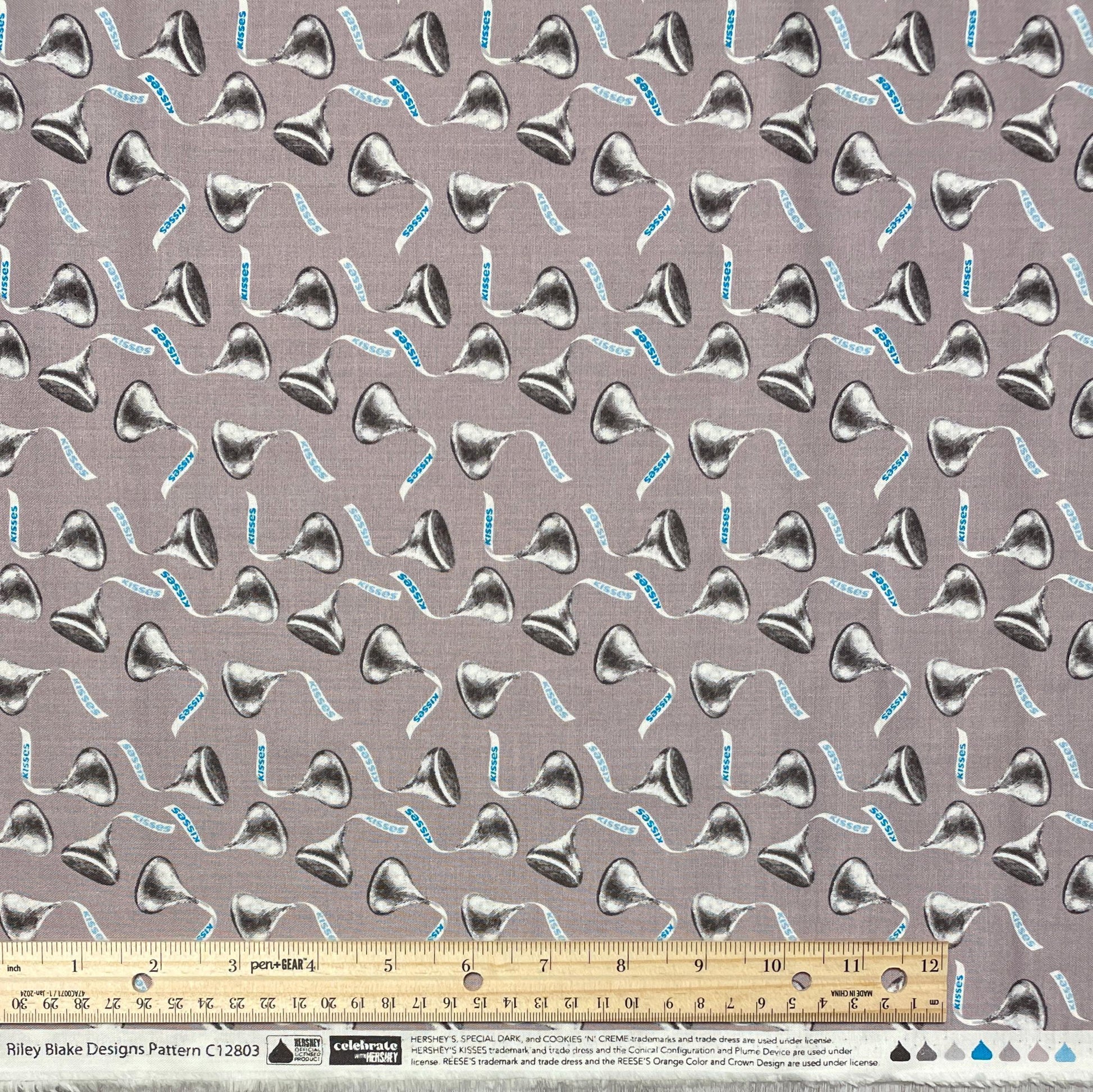 Chocolate Hershey Kisses - Silver - Celebrate collection