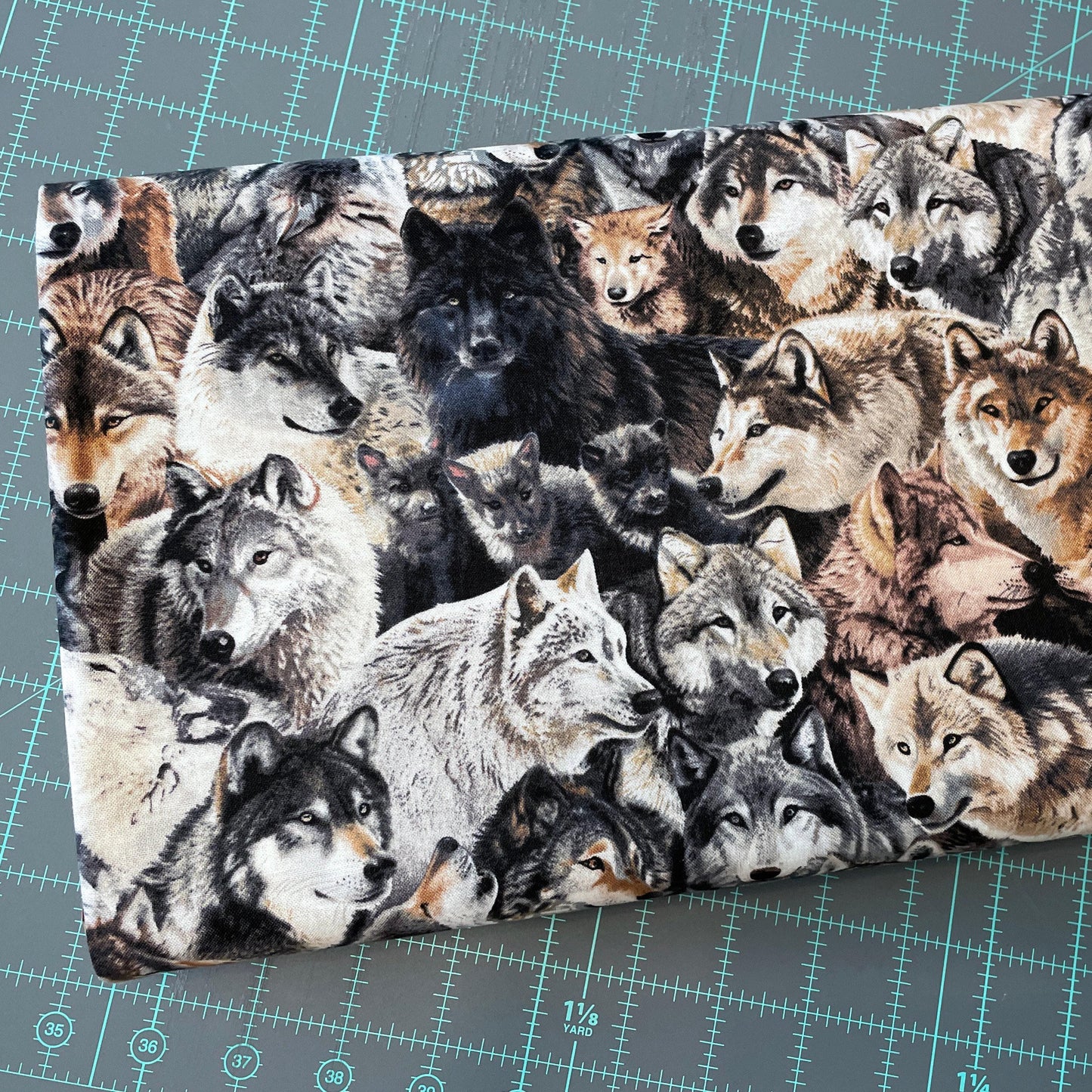 Wolf fabric - Elizabeth's Studio - Canis Lupus 9704 Multi Packed Wolf - 100% Cotton Fabric