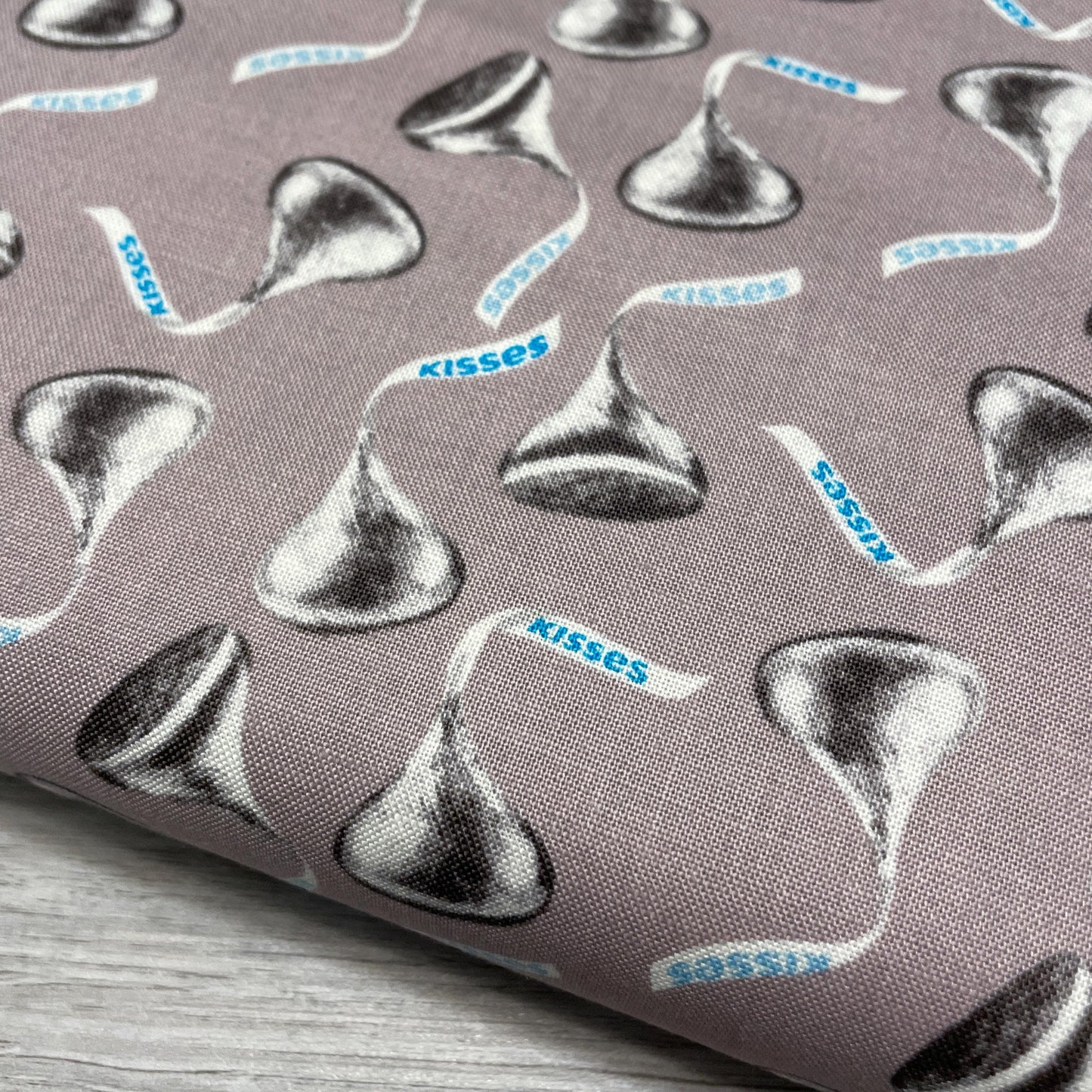Chocolate Hershey Kisses - Silver - Celebrate collection