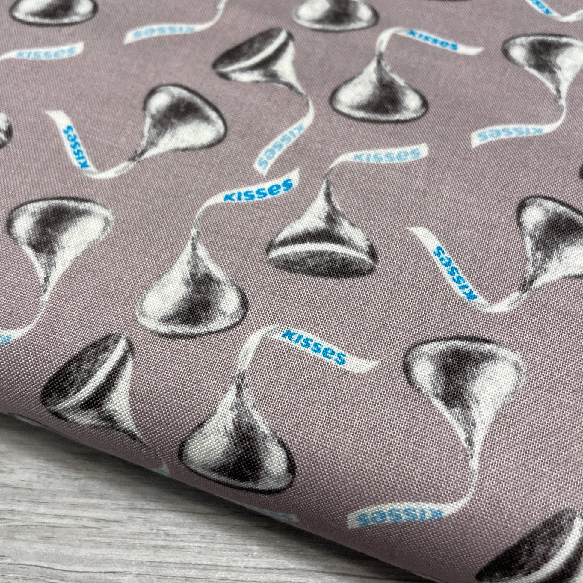Chocolate Hershey Kisses - Silver - Celebrate collection