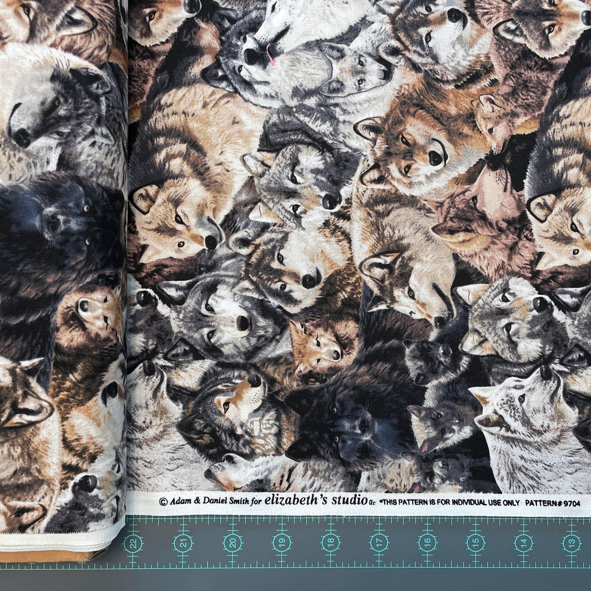 Wolf fabric - Elizabeth's Studio - Canis Lupus 9704 Multi Packed Wolf - 100% Cotton Fabric