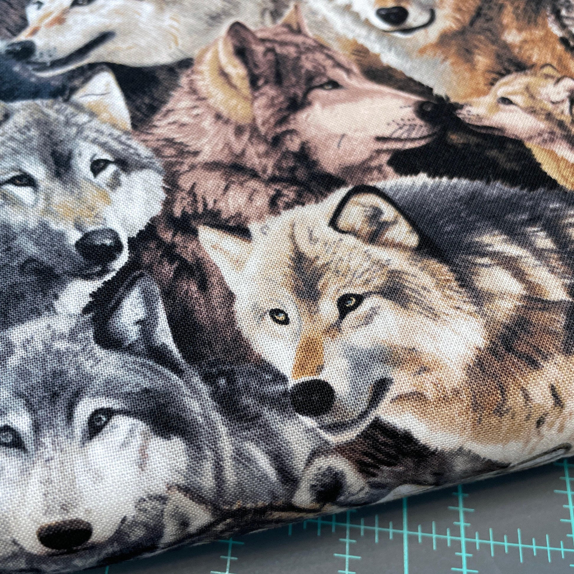 Wolf fabric - Elizabeth's Studio - Canis Lupus 9704 Multi Packed Wolf - 100% Cotton Fabric