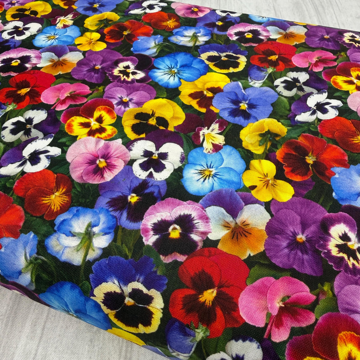 Pansy fabric - Elizabeth's Studio - 100% cotton - Lovely Pansies 475-Multi